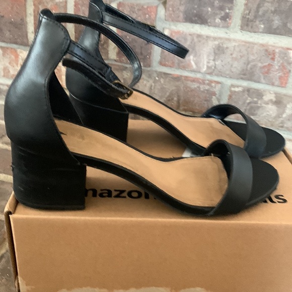 Amazon Essentials Women’s Heeled Sandal. Black. Size 7 - Picture 3 of 8
